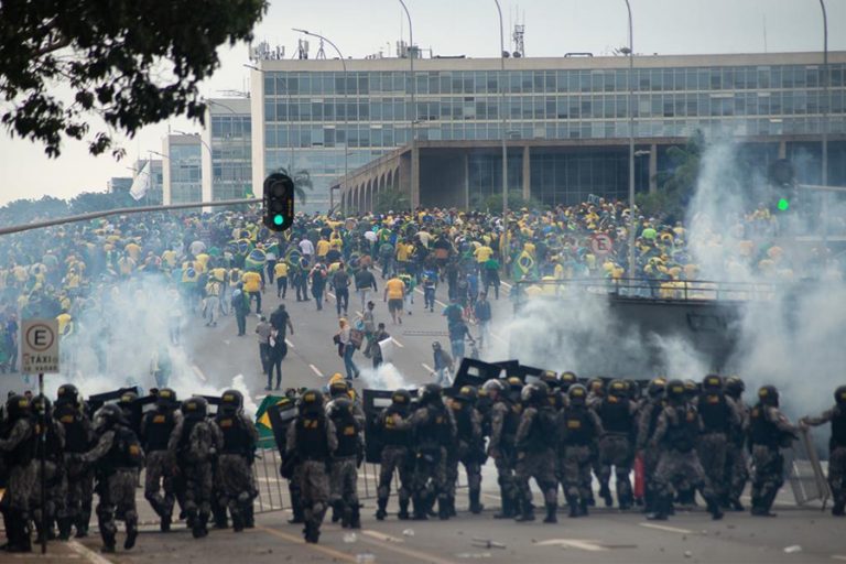 Lee más sobre el artículo Neonazis y conspiracionismo (2) El asalto de Bolsonaro